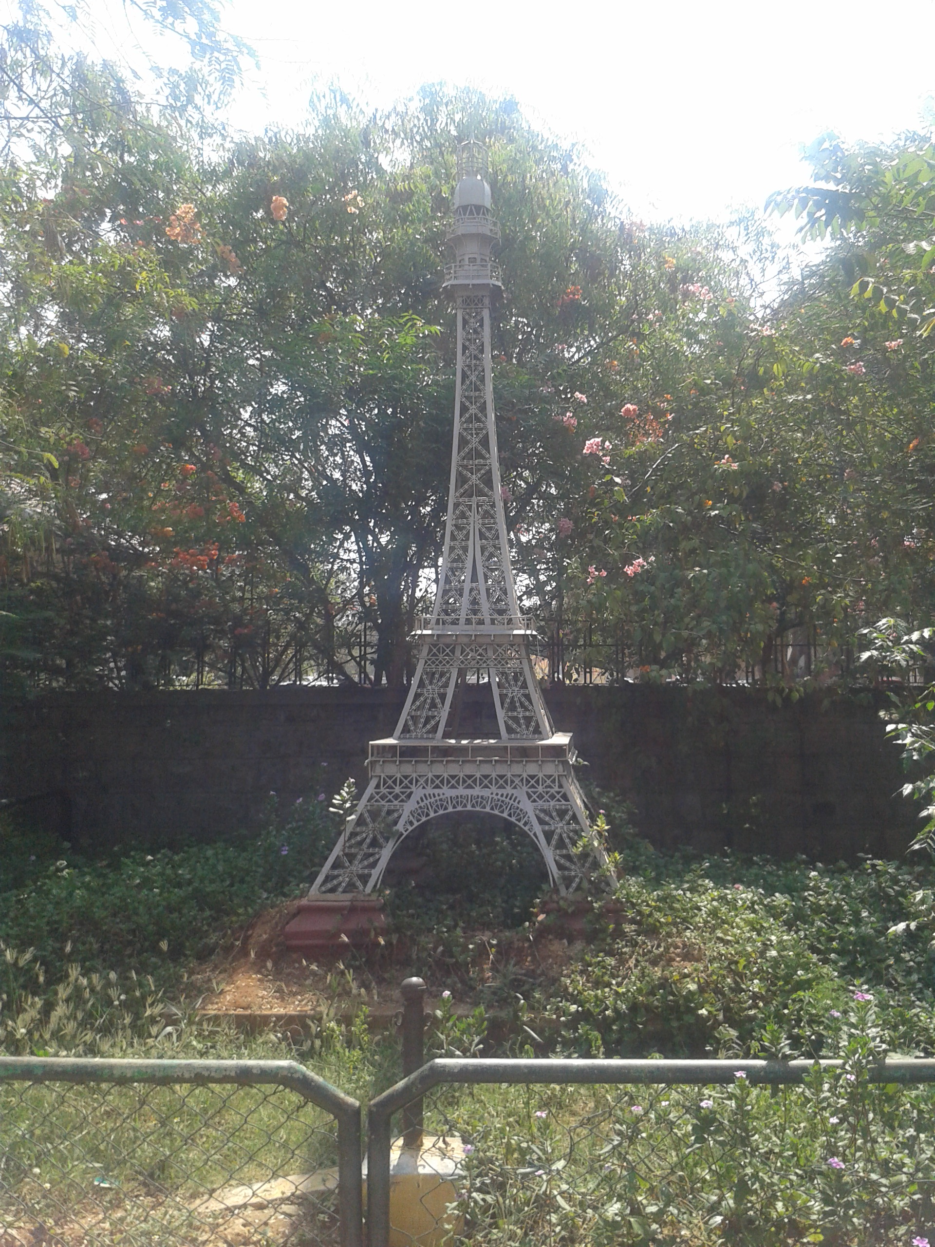 Eiffelturm. Rund um den Race Course gibt es viele Nachbildungen von berühmten Gebäuden.